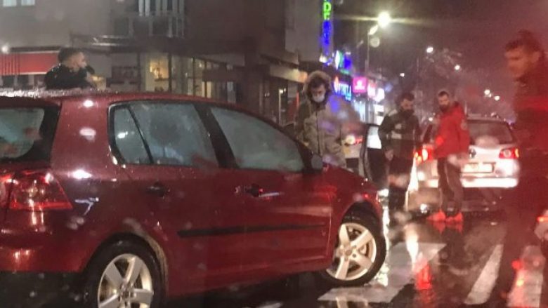 Tri automjete përfshihen në një aksident në Pejë