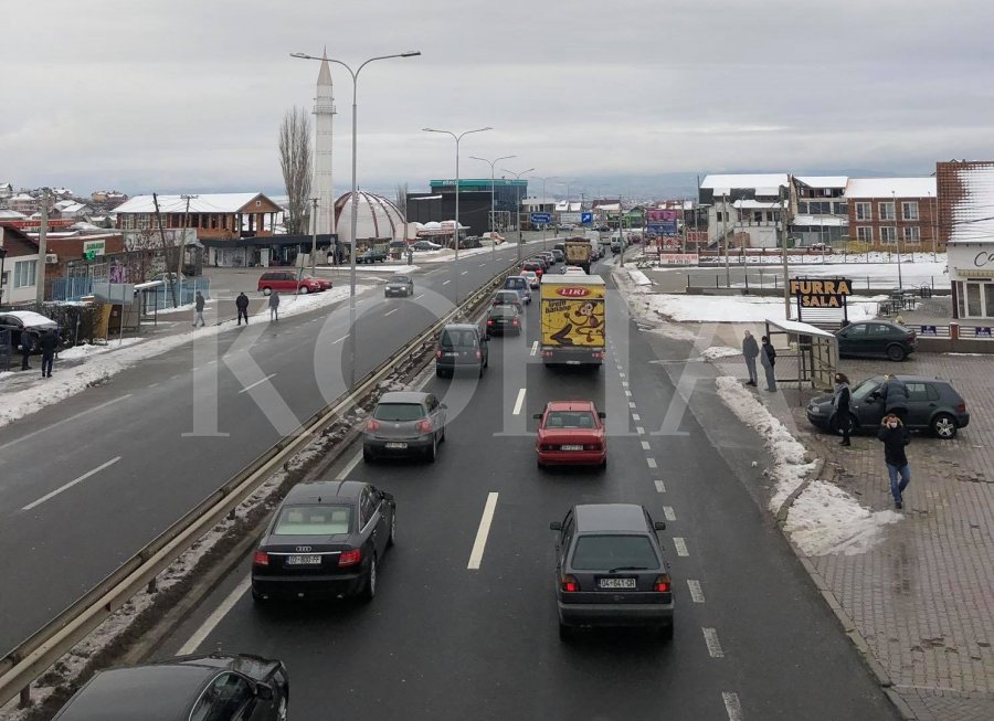 Kolonë e gjatë e veturave në autostradën Prishtinë-Pejë