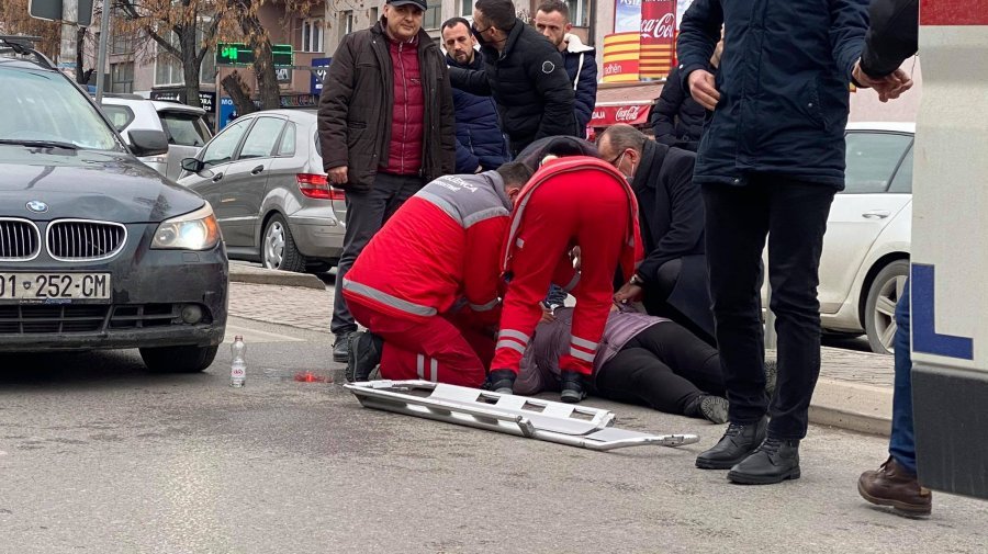 Një grua në Prishtinë goditet nga vetura teksa po kalonte zebrat