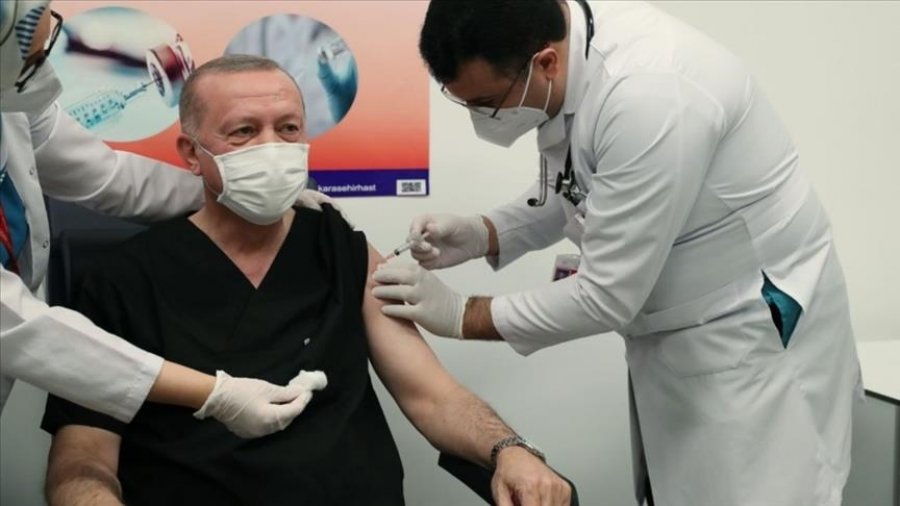 Erdogani merr dozën e parë të vaksinës kineze për COVID-19