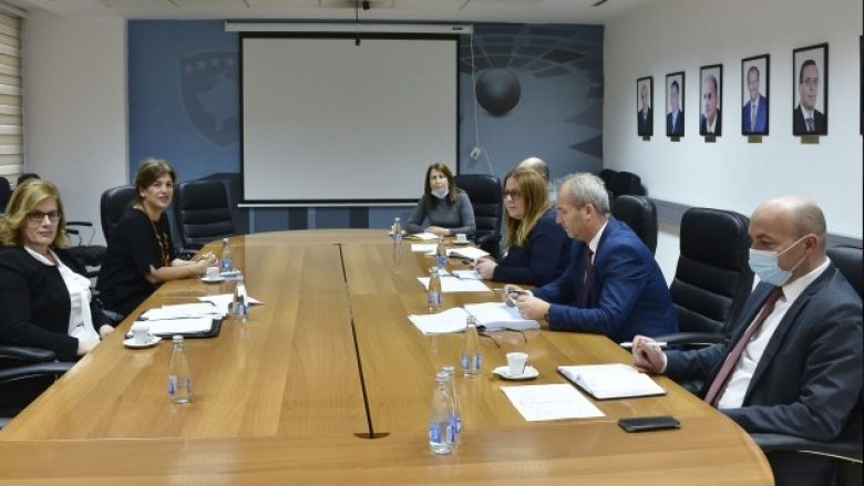Ministrja Bajrami premton mbështetje të plotë për KQZ-në