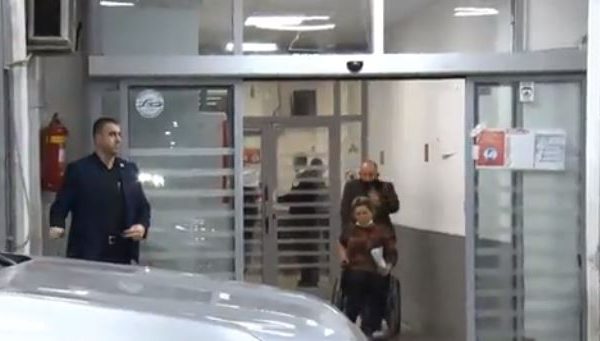 “Shuplakë dashurie”, njihuni me çiftin që nxiti reagime dje para QKUK-së