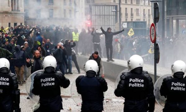 Protesta të dhunshme në Bruksel kundër masave të vendosura për Covid-19