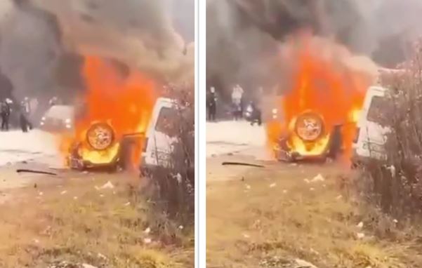 Digjet një veturë në rrugën Klinë-Pejë, ka të lënduar