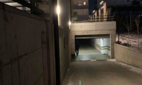 I riu u qëllua për vdekje në garazhin e apartamentit