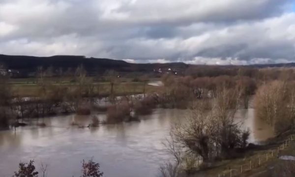 Bllokohet tërësisht fshati Gjocaj i Junikut pas shembjes së rrugës nga vërshimet