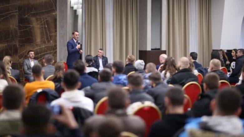 Haradinaj thotë se të rinjtë po i bashkohen AAK-së