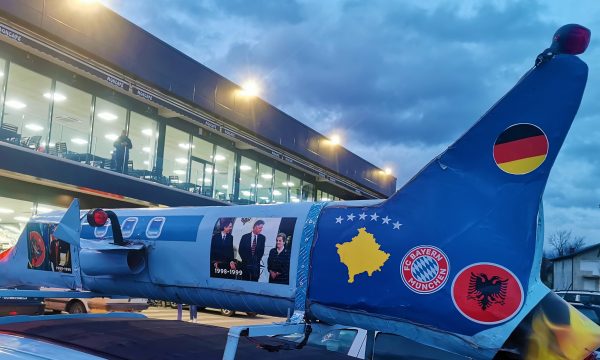 Ndodh edhe kjo: Mërgimtari dekoron veturën me formën e aeroplanit dhe me simbole kombëtare