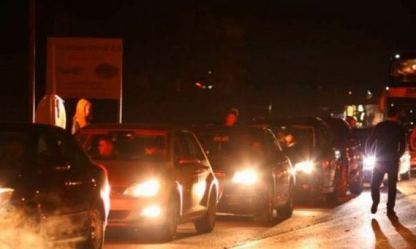 Tash radhë të gjata të mërgimtarëve për të ikur nga Kosova