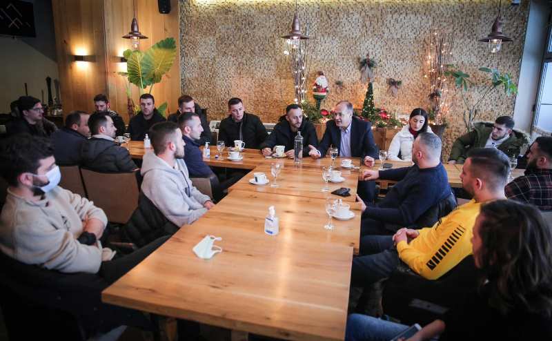 Hoxhaj takon fëmijët e dëshmorëve, u premton kujdesin e shtetit