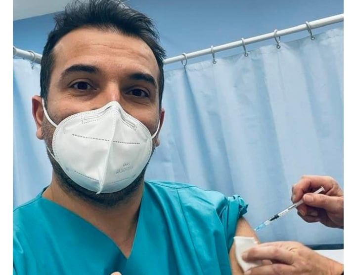 Mjeku shqiptar në Vjenë: Mos kini frikë nga vaksina, unë sapo e mora