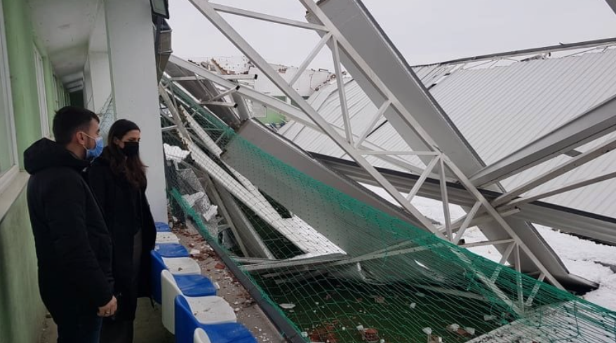 Rrufeja goditi stadiumin në Podujevë, rrënohet gjysma e objektit