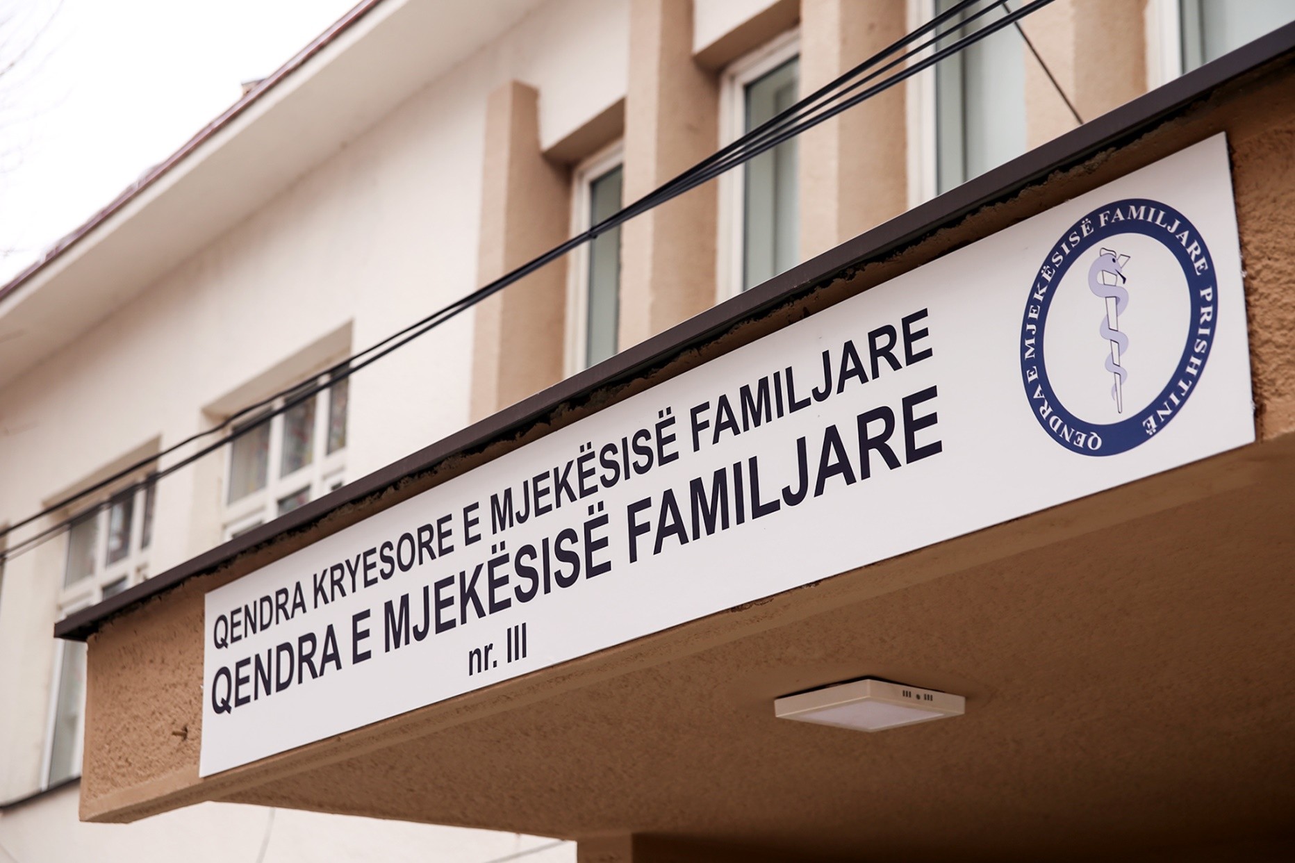 Rrahet mjeku në QKMF-në e Mitrovicës, akuzohet për sulm seksual ndaj një të riu
