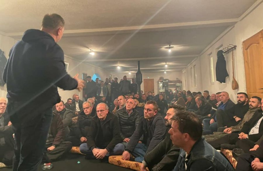 Policia mbledh gëzhojat nga gjuajtja me armë në tubimin e PDK-së në Skenderaj, asnjë i arrestuar për incidentin