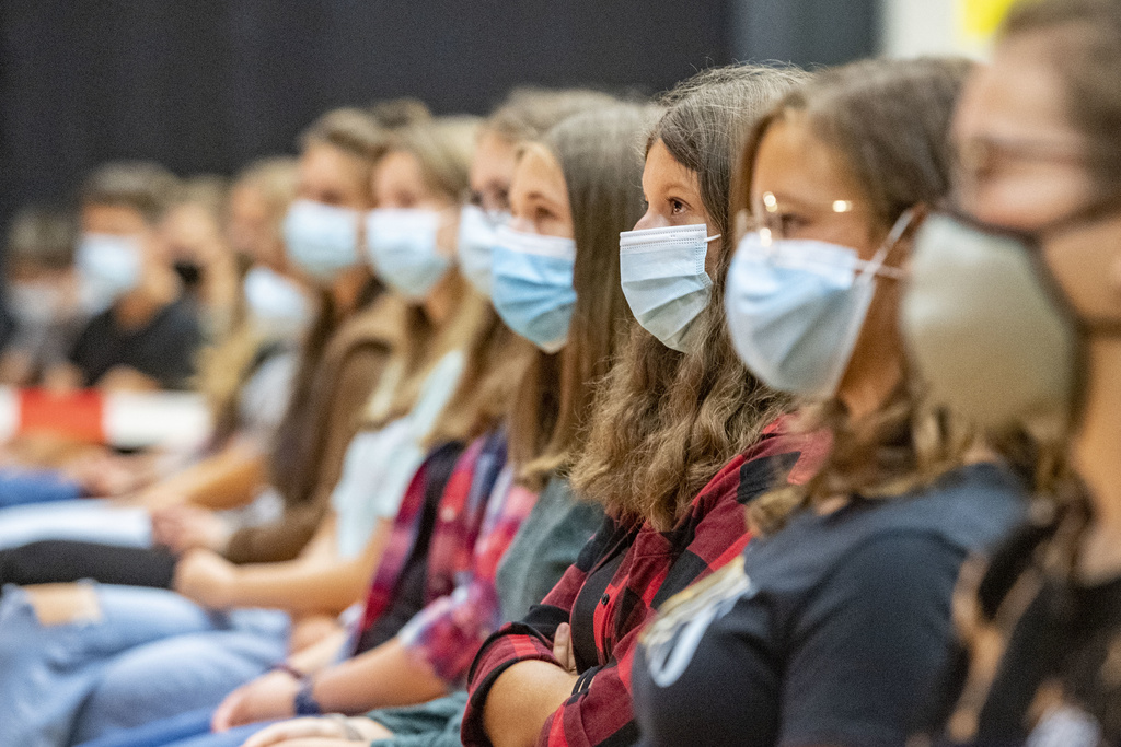 A duhet të mbajnë maska personat e vaksinuar?