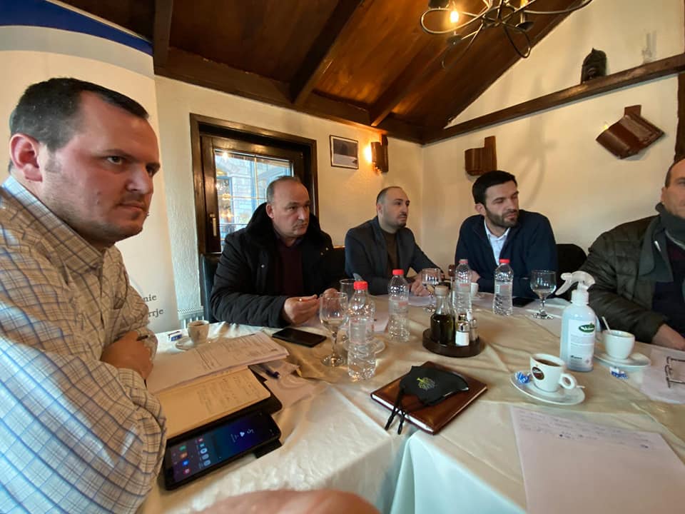 Kryetari Shpejtim Bulliqi dëgjon për hallet e banorëve të Orllanit në tryezën e organizuar nga SDK