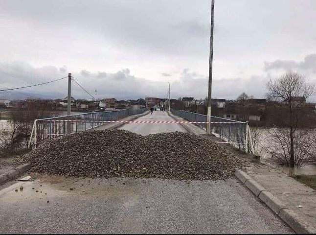 Ura e fshatit Rogovë rrezikon të shembet, ndalohet qarkullimi