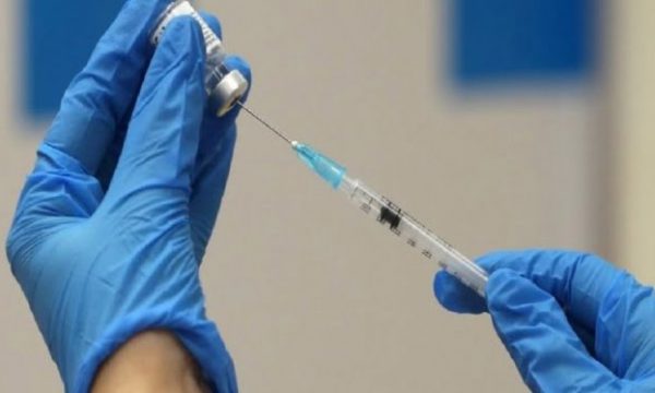 Rekomandohet të pezullohet për dy javë vaksinimi në Çeki