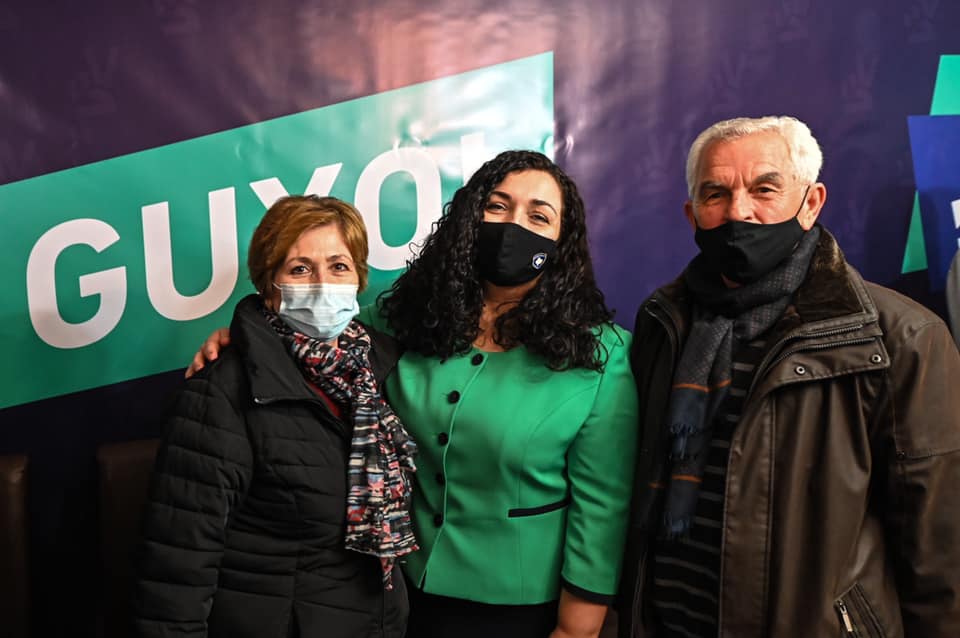 Vjosa Osmani poston fotografi me prindërit e saj