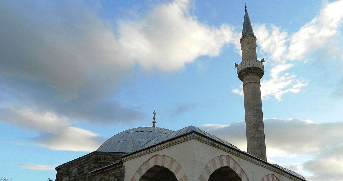 Thyhet nga hajnat xhamia me dy minare në Gjakovë