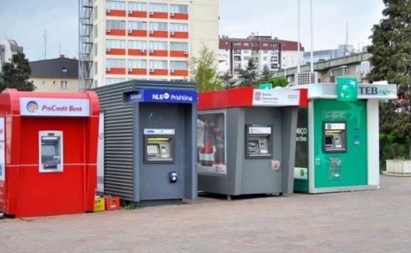 Shoqata e Bankave të Kosovës reagon ndaj grabitjes me armë zjarri në një bankë komerciale në Prishtinë