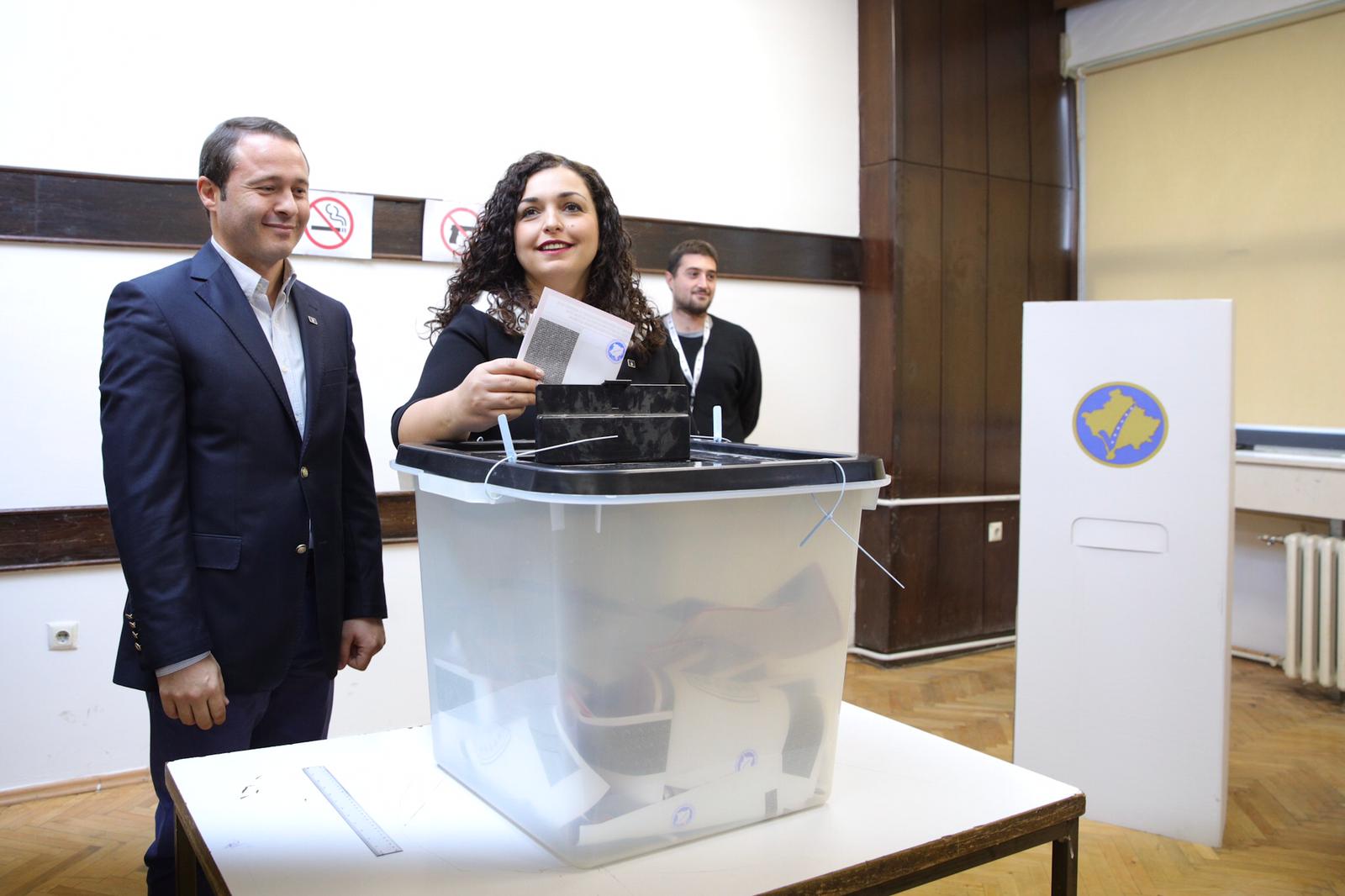 Mitrovicase dhe nuse e Gjilanit, por Vjosa Osmani voton në Prishtinë