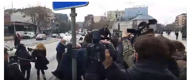 PSD-ja del kundër sloganit të VV-së, përleshet me Policinë, lendohet një polic