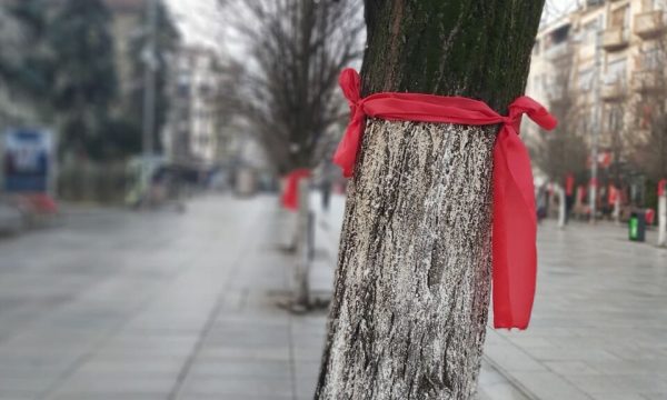 Një i huaj pyet pse janë vendosur shamiat e kuqe nëpër Prishtinë, kështu i përgjigjen qytetarët