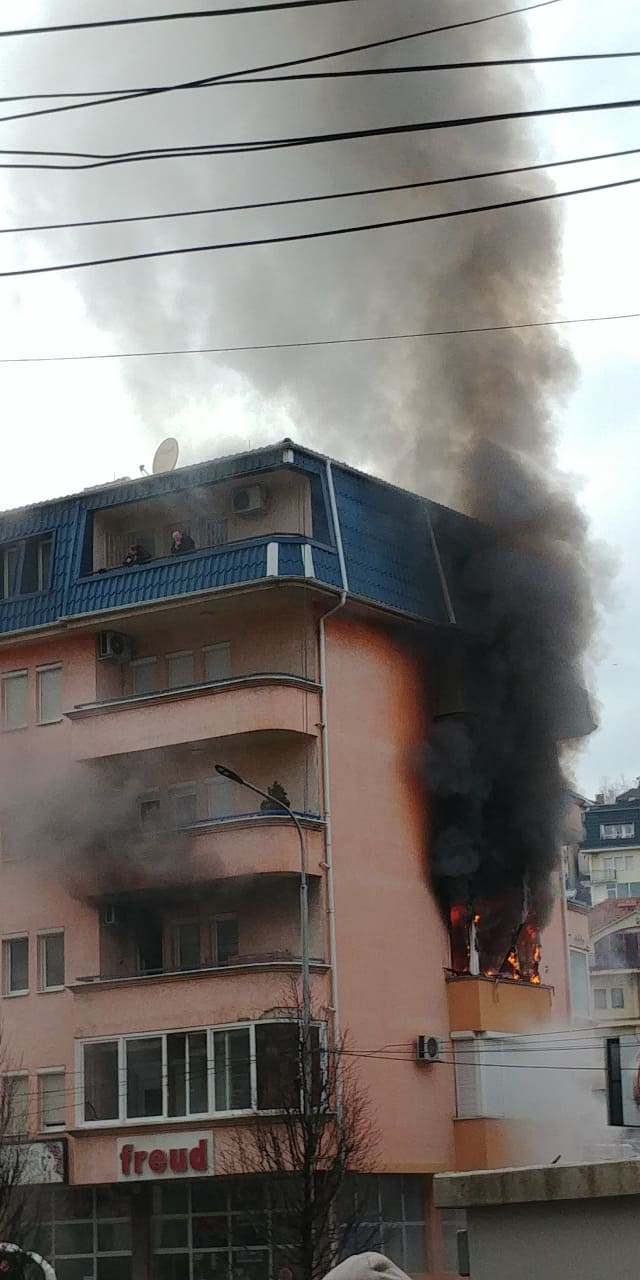Zjarr i madh në ballkonin e një ndërtese në Prishtinë