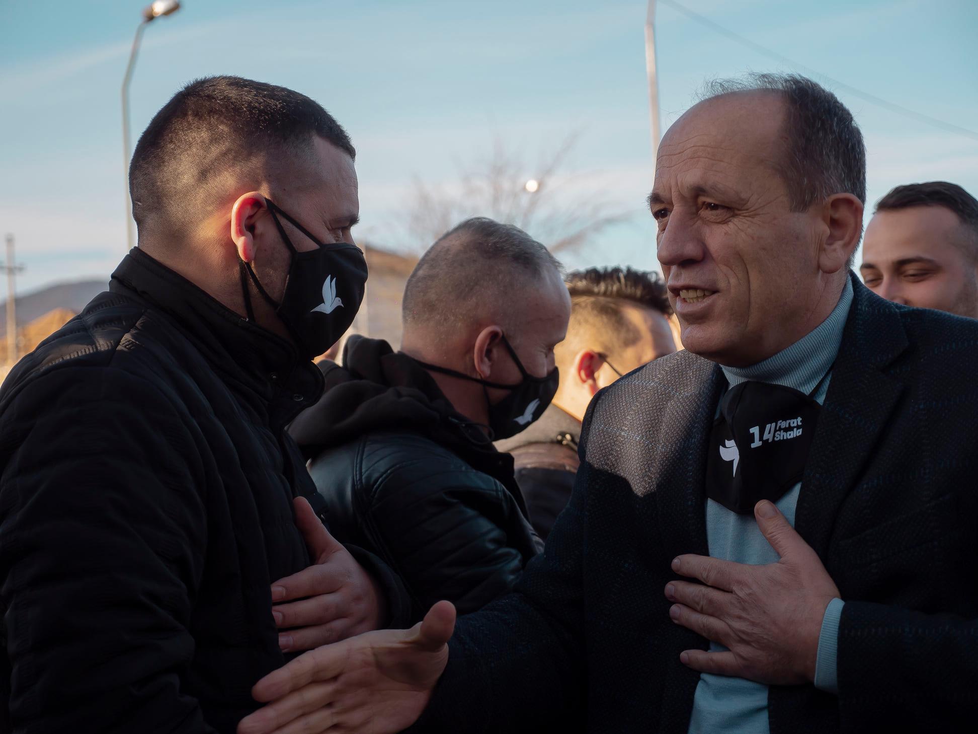 Kandidatit të PDK-së Ferat Shalës i bëhet pritje madhështore nga minatorët e “Trepçës”