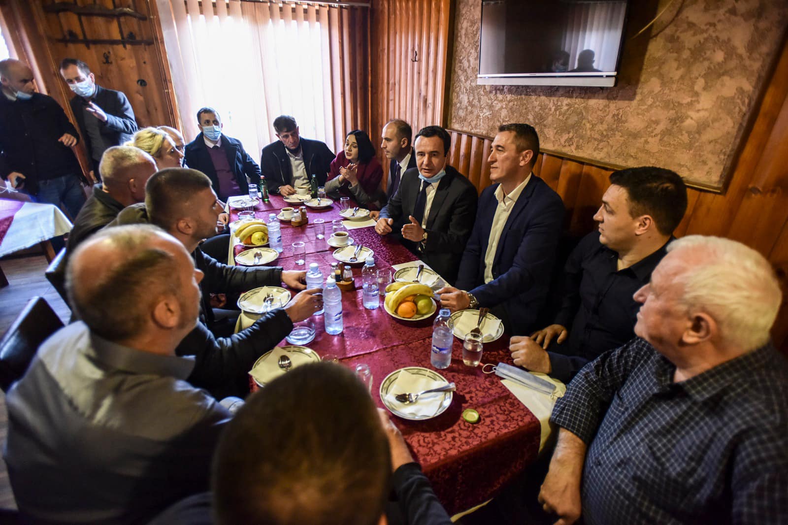 Kurti takon serbët dhe shqiptarët në Shtërpcë