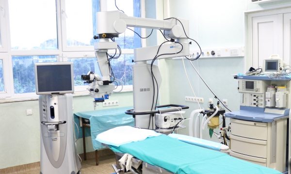 Ky është numri i operacioneve të syrit që u kryen brenda një viti në QKUK