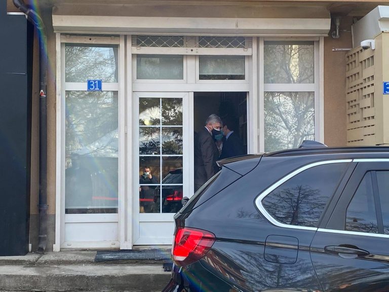 Ambasadori i SHBA-së i shkon Kurtit në zyre