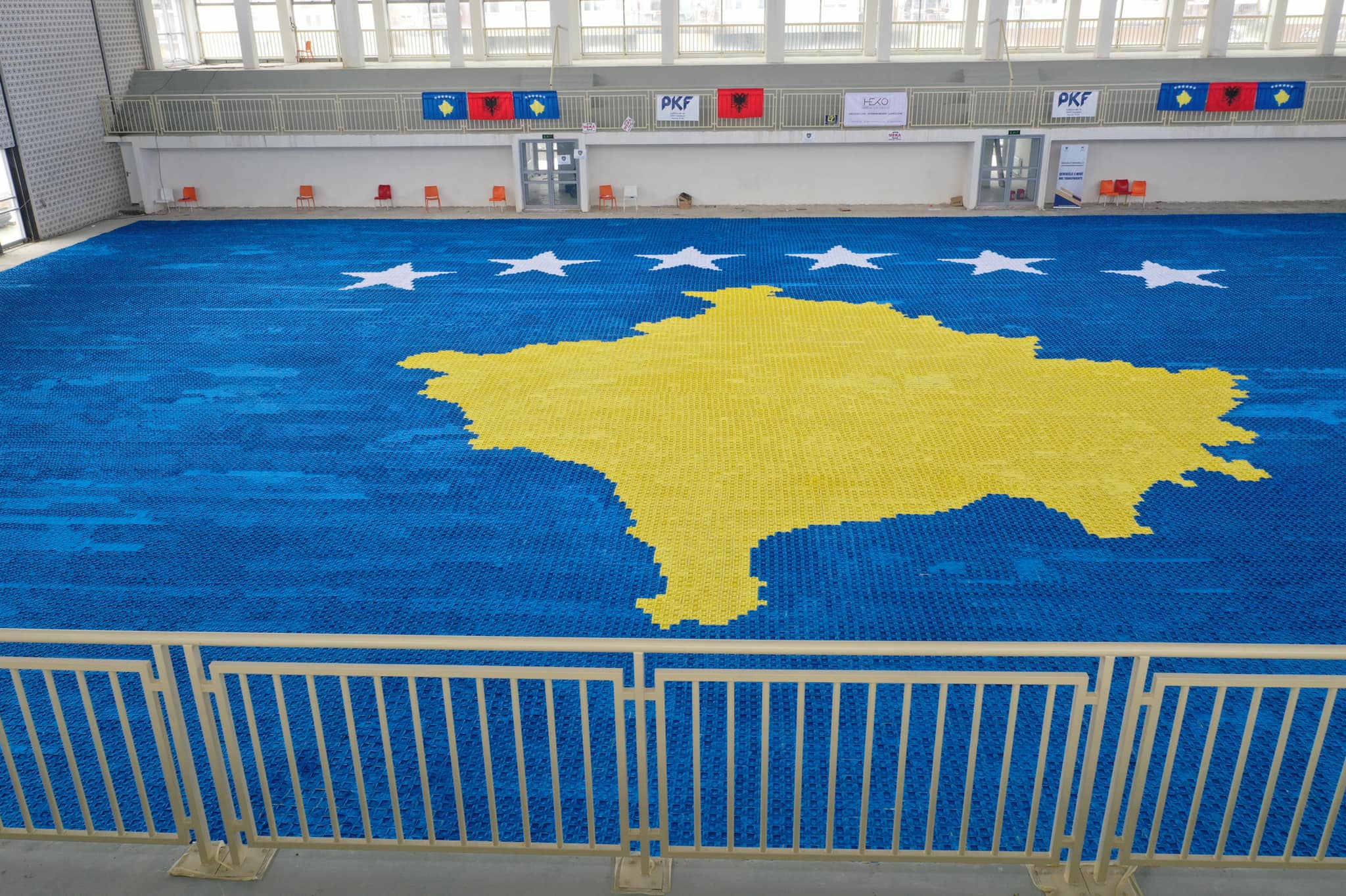 Flamuri i Kosovës i punuar me letra thyen rekordin në Guinness