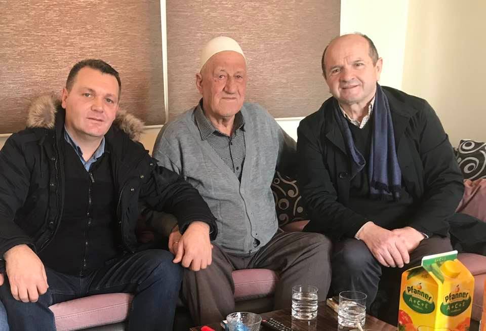 Ish-këshilltari viziton babanë e Thaçit për 13 vjetor të pavarësisë