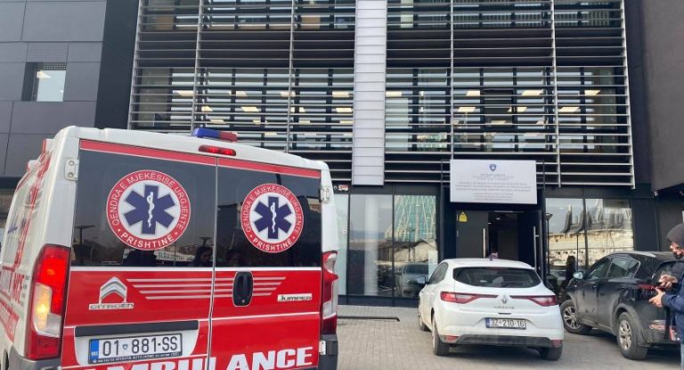 Pas aksionit të policisë, arrin një ambulancë para Ministrisë së Bujqësisë