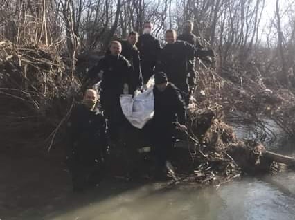 Momenti kur nga lumi nxirret trupi i pajetë i personit të zhdukur