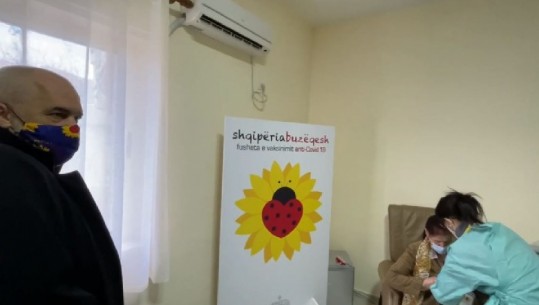Nis vaksinimi i të moshuarve në Shqipëri, marrin dozën e parë 45 prej tyre