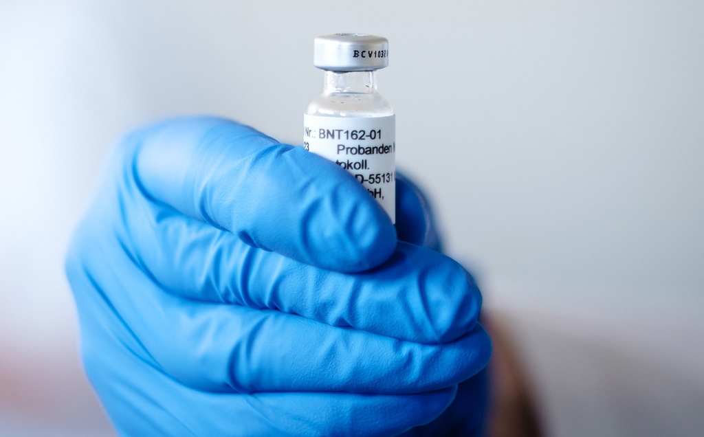 Studiuesit: Të shtyhet marrja e dozës së dytë të vaksinës së Pfizer-it