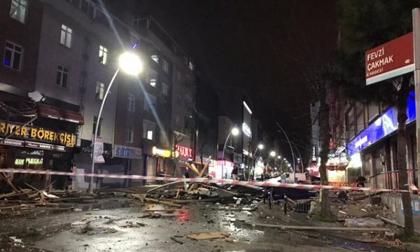 Stuhia rrëzon pemët dhe dëmton makinat në Stamboll