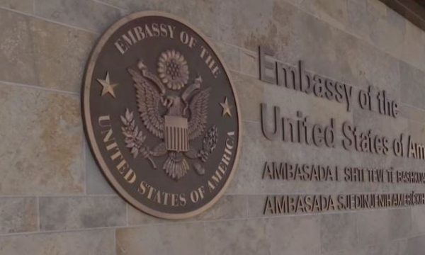 Urdhëri i ri i Bidenit për futjen e zyrtarëve në listë të zezë, reagon Ambasada Amerikane në Prishtinë