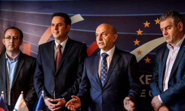 Abdixhiku ‘bën fjalë’ me Isa Mustafën, a do t’i hakmerren në Kuvend?