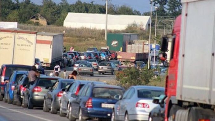 Ardhja e bashkatdhetarëve, fluks i madh i veturave në pikat kufitare – te Dheu i Bardhë kolona e gjatë deri në 1500 metra