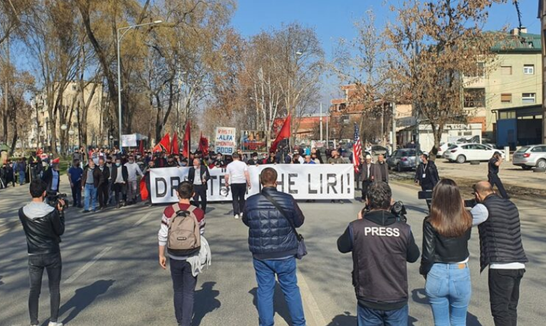 Tensionohet situata në Shkup, demonstruesit përleshen me policinë