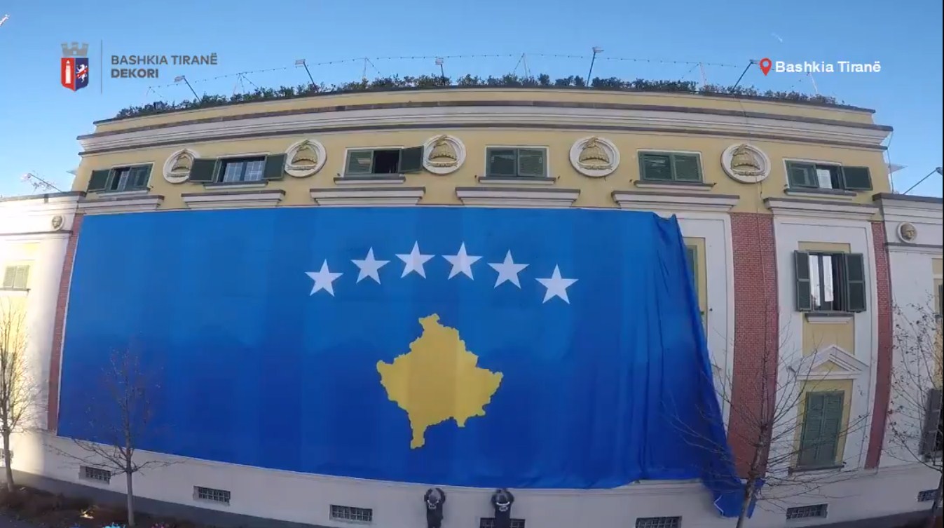 Bashkia e Tiranës mbulohet nga flamuri i Kosovës, Veliaj: Ja kshu bohet! Dashni nga Tirana