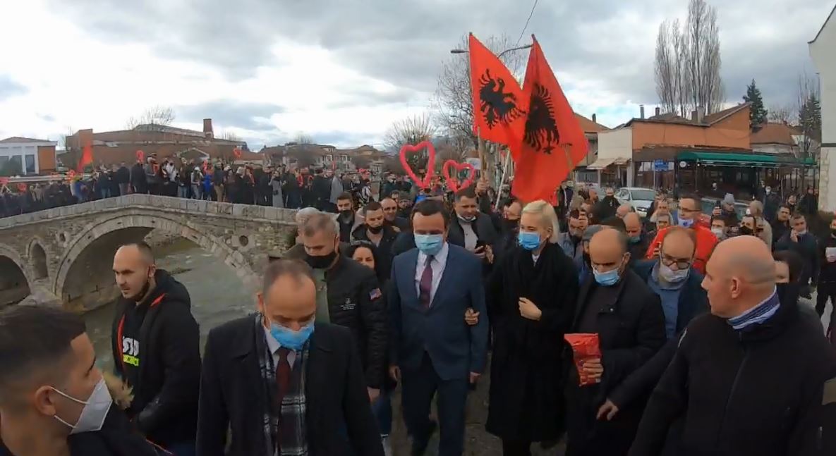 Krah për krah me gruan, Kurti pritet me daulle në Prizren