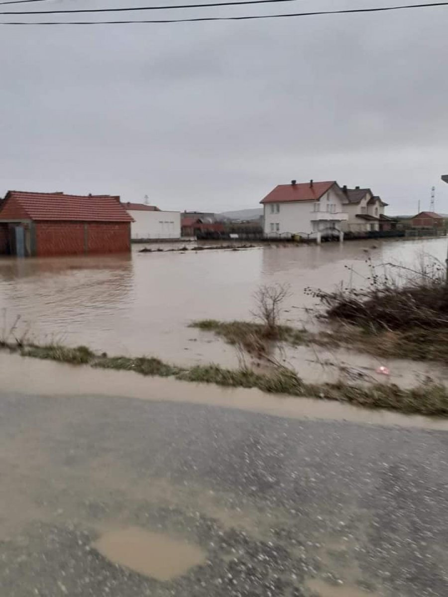 Në Drenas nisin vërshimet, komuna kërkon kujdes