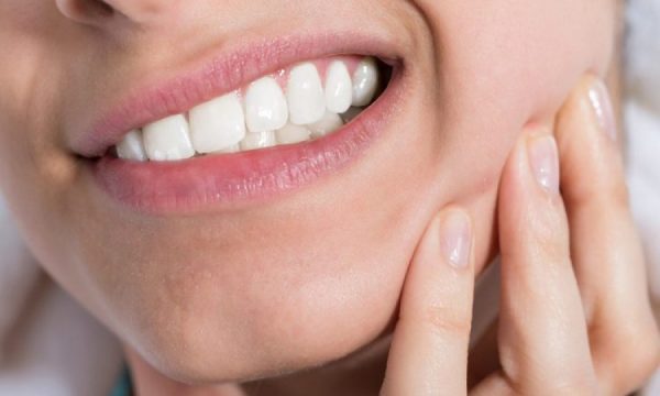 Shkaqet e kërcitjes së dhëmbëve dhe zgjidhjet natyrale që nund t’i provoni