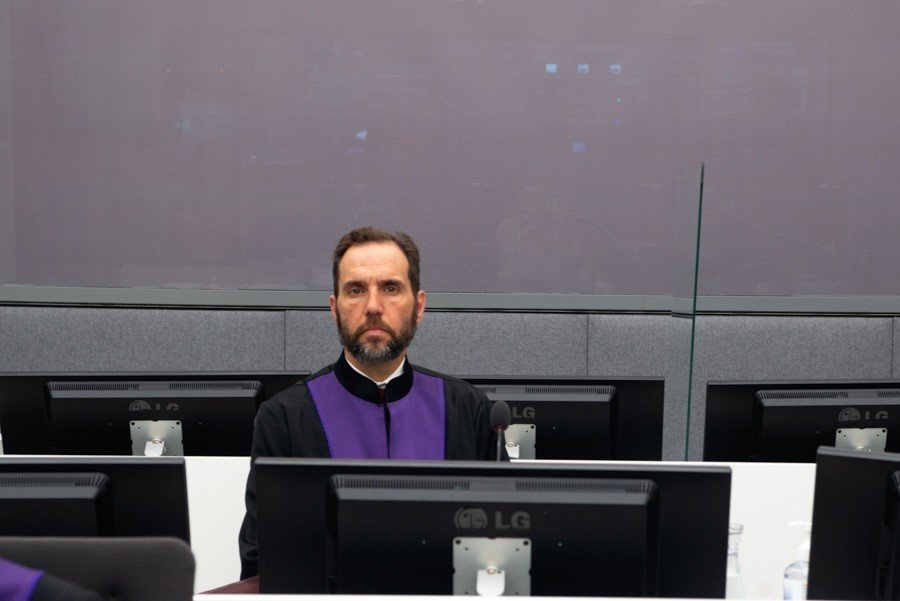 Smith thotë se data e dorëzimit të dosjes paraprake të lidhet me datën e gjykimit, përmend frikësimin e dëshmitarëve