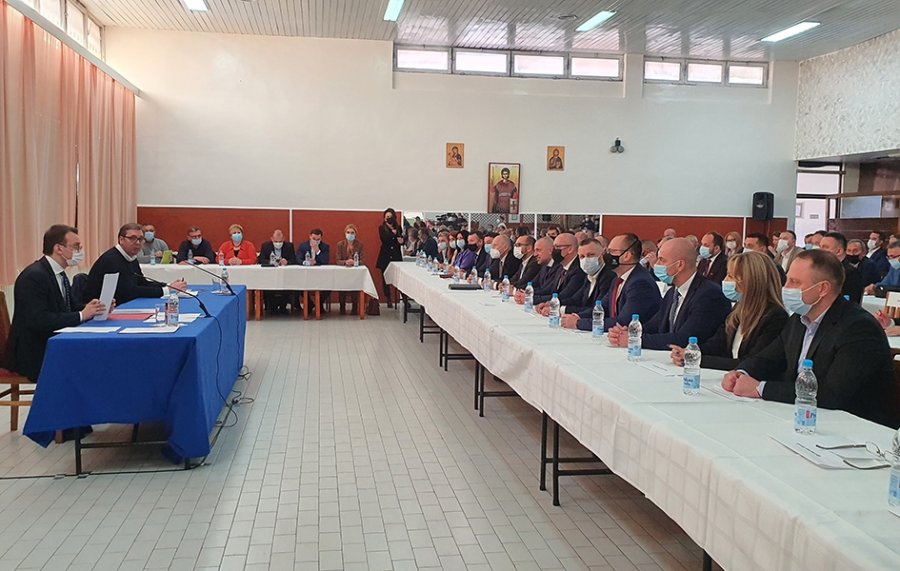 Vuçiqi u premton serbëve në Kosovë miliona euro në projekte e shtesa mujore: Veç ruani shtëpitë